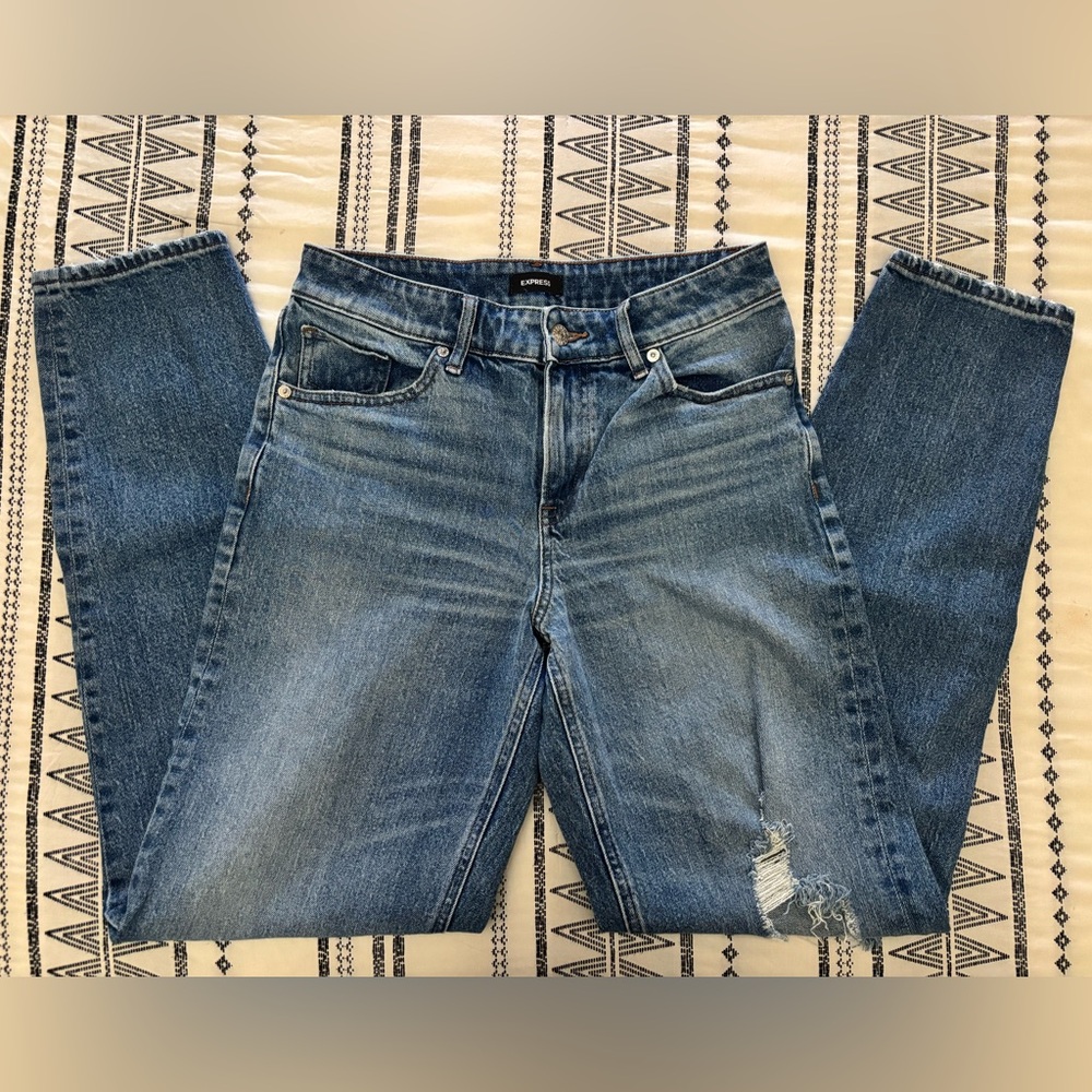 Express Women’s Relaxed Tapered Mid Rise Jeans